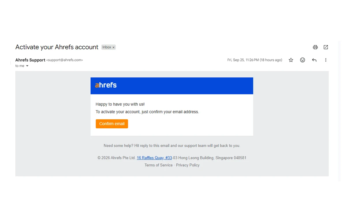 Correo electrónico de activación de cuenta de Ahrefs desde Ahrefs Support con un botón naranja Confirm email