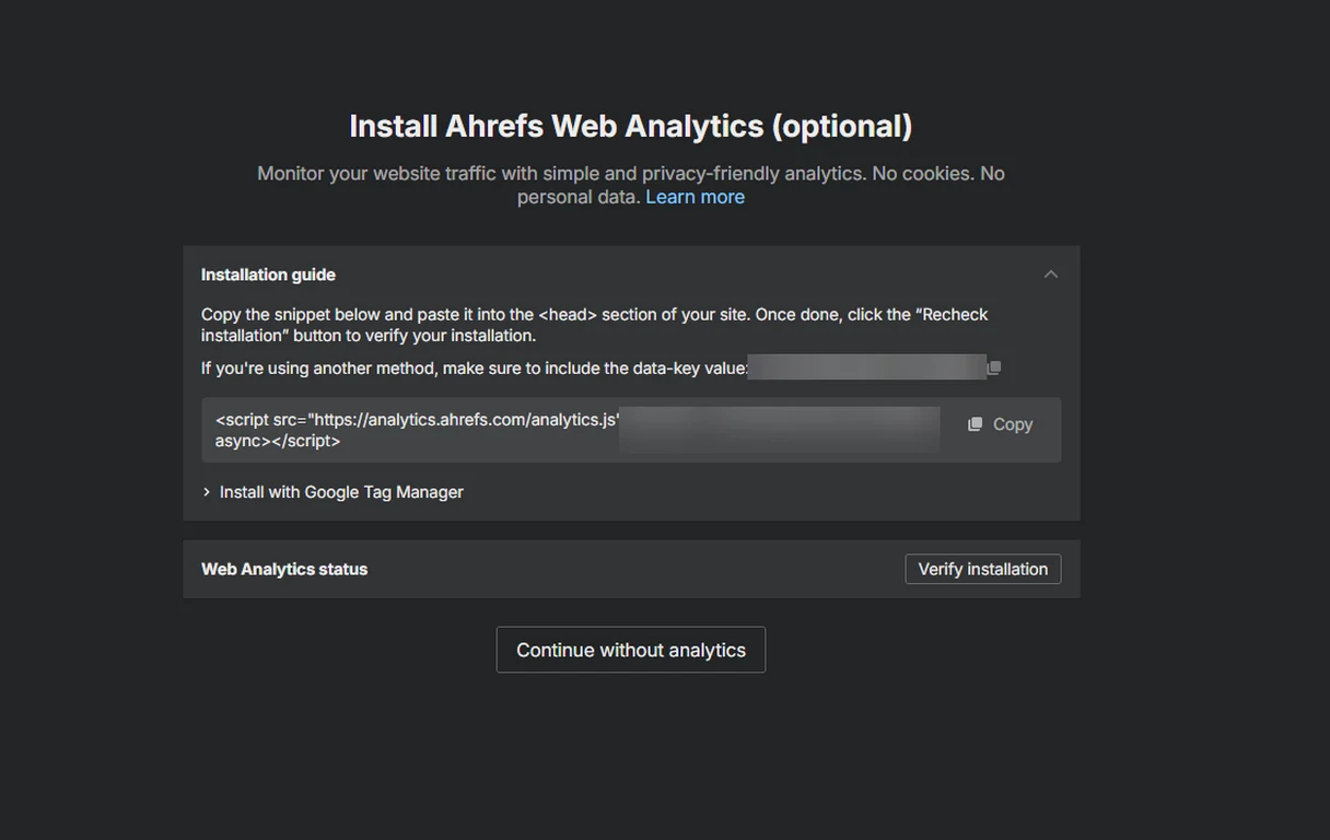 Paso opcional Install Web Analytics de Ahrefs mostrando el fragmento de script para la sección head y un botón Continue without analytics