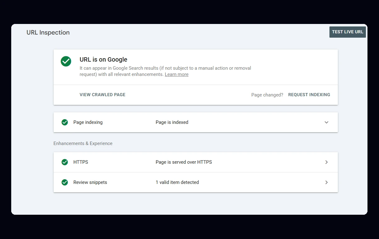 Resultado de Inspecci&oacute;n de URL en Search Console que indica que la URL est&aacute; en Google, con el enlace Request indexing